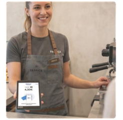 Esercente che incassa con SoftPOS Buffetti Pay